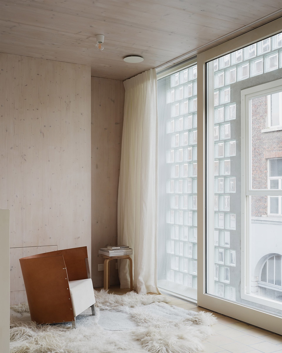 glass brick house by delmulle delmulle architecten