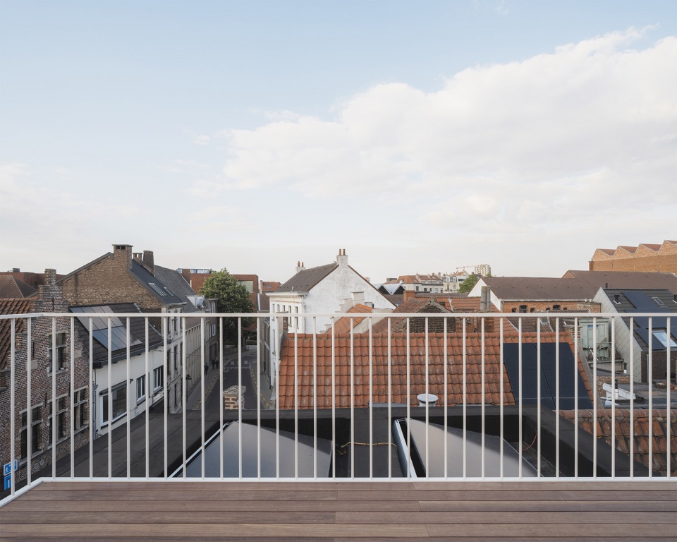 glass brick house by delmulle delmulle architecten