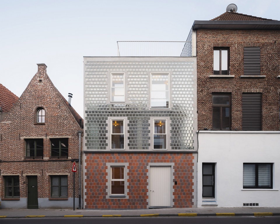 glass brick house by delmulle delmulle architecten