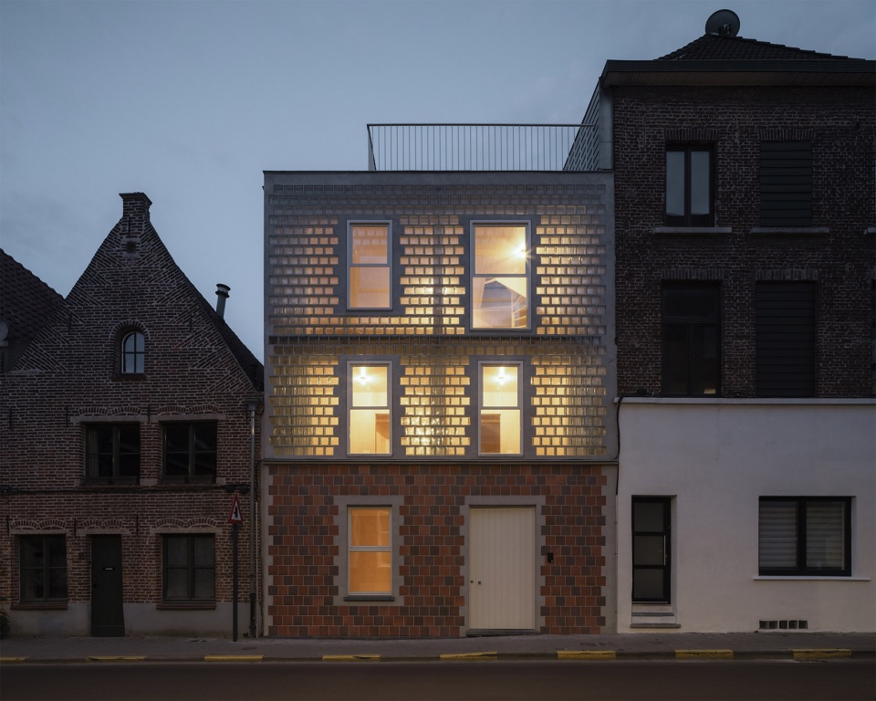 glass brick house by delmulle delmulle architecten