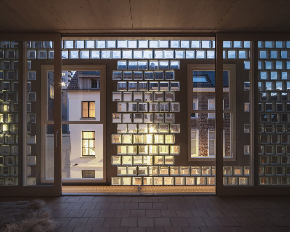 glass brick house by delmulle delmulle architecten