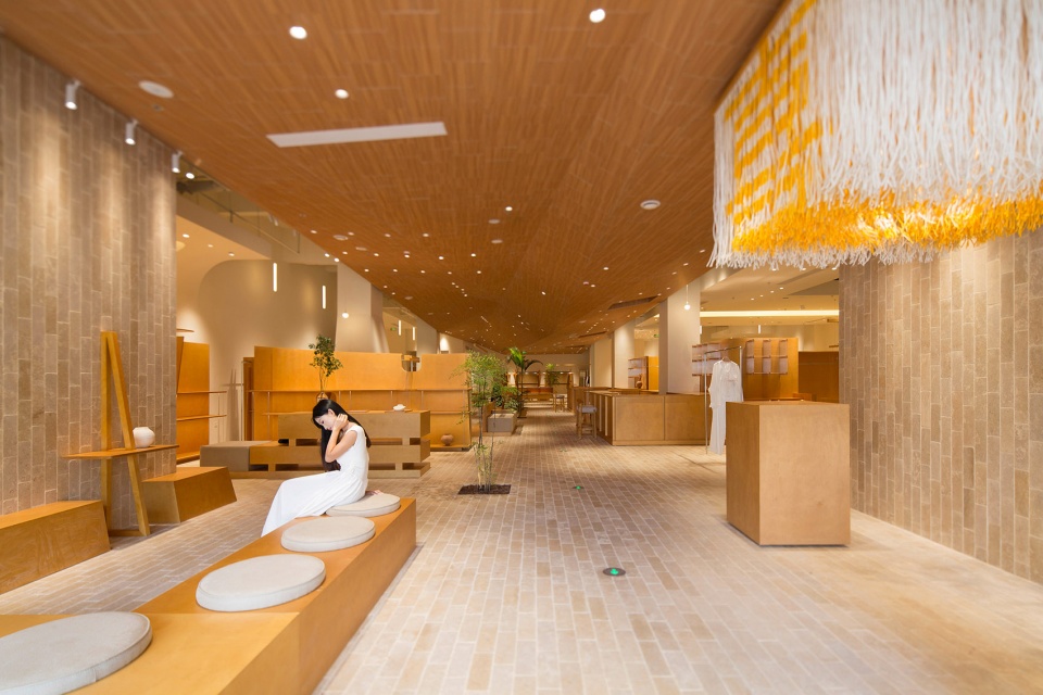 甬道与吊顶向内延申,The passageway and ceiling extend inward