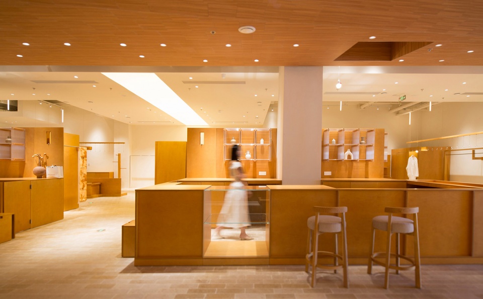 围绕柱子的收银台,Checkout counters arranged around the column