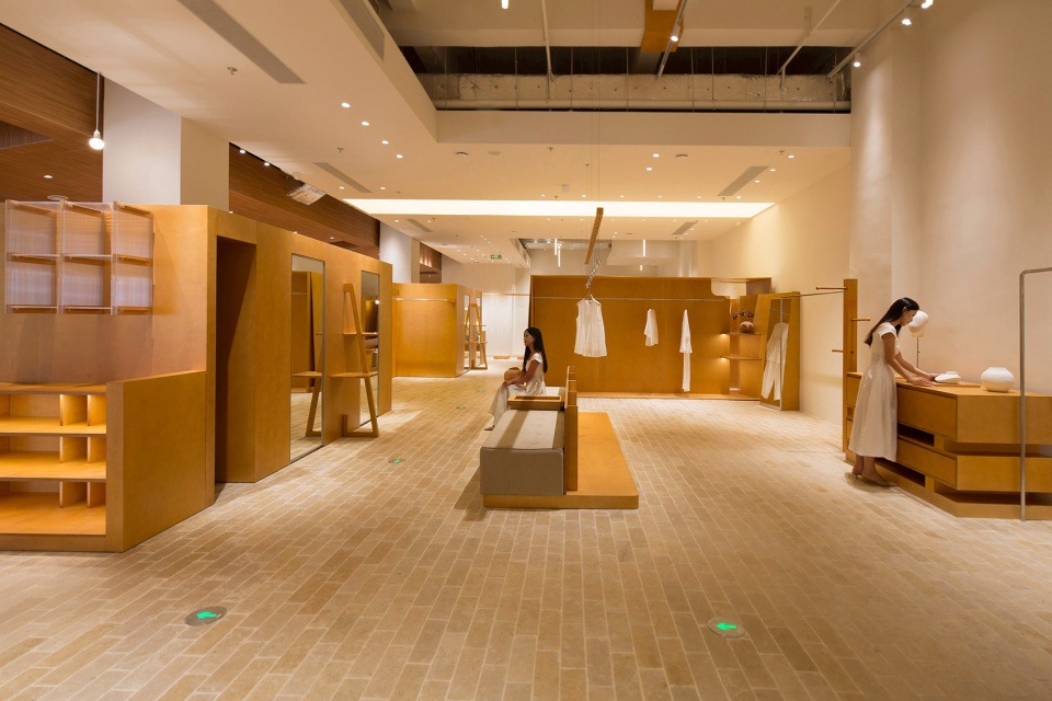 以家具元素主导空间,The core checkout area radiates outward to the surrounding space