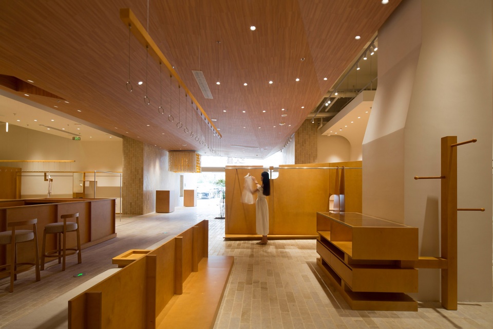 内外伸展的起伏屋顶,The core checkout area radiates outward to the surrounding space