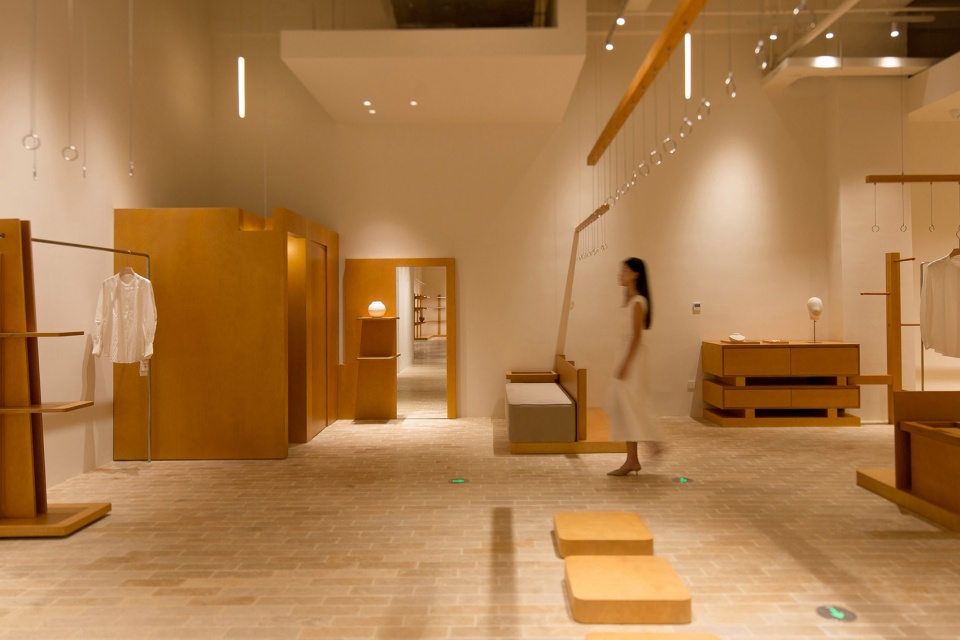 组合式的家具与陈列,A display and rest configuration around the fitting room
