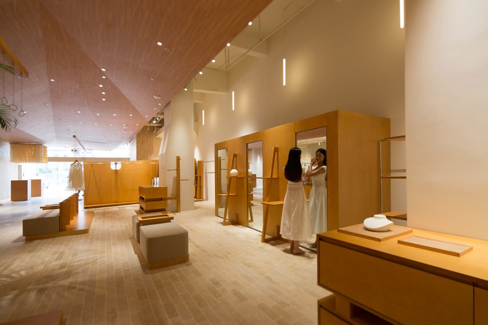 试衣间周围的陈列与休息配置,A display combination coordinated with the fitting room