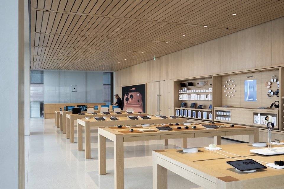 Apple reopens iconic Ginza store to customers