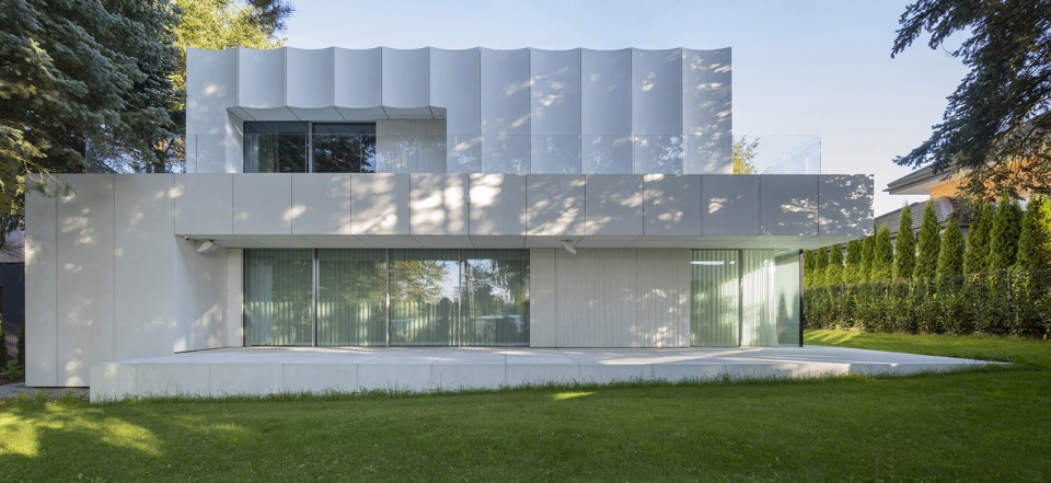 House in White dpw