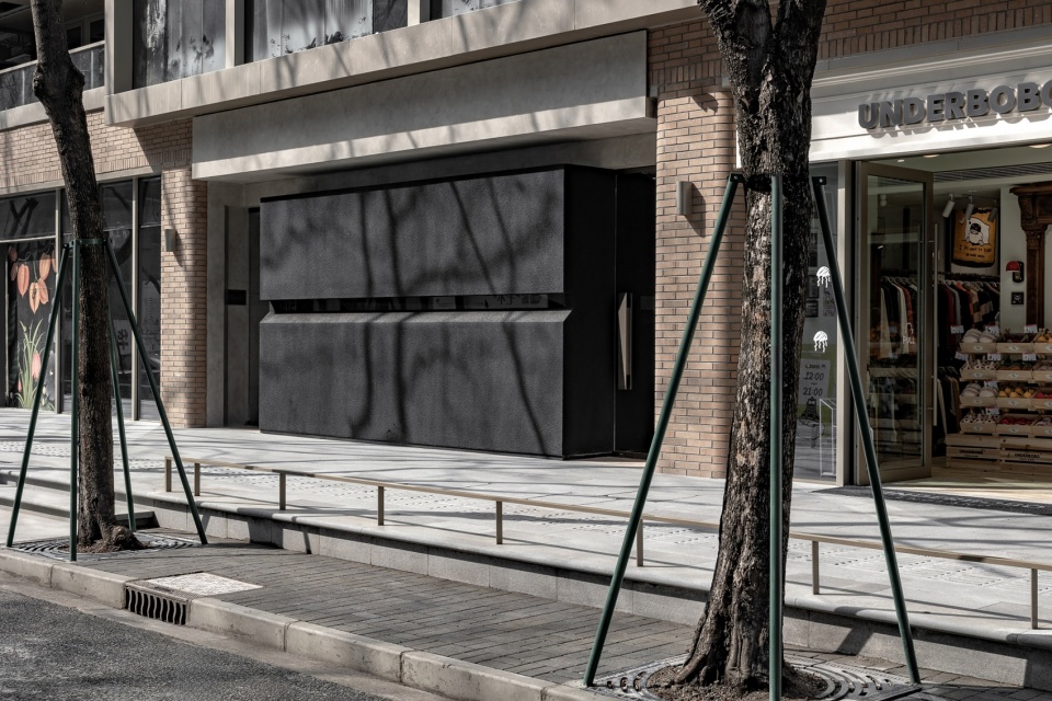 The Silent Gaze by FON STUDIO