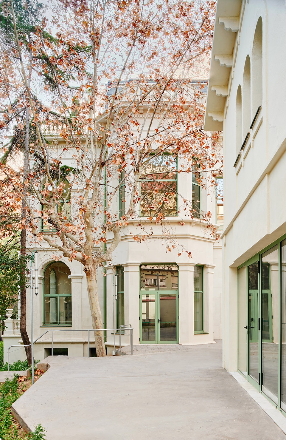 MA Ballester School by Jorge Vidal Stuido