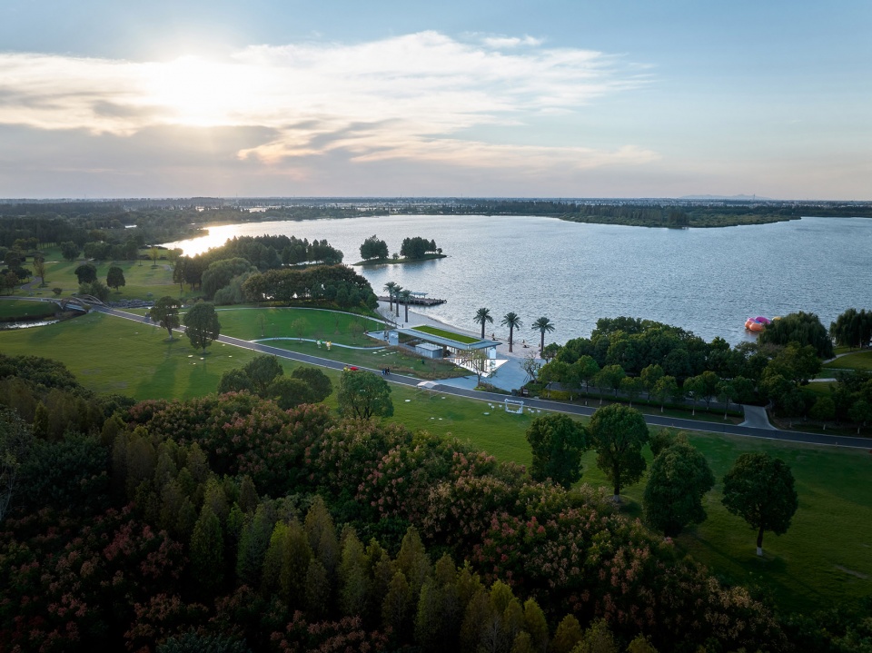 The Golden Beach Pavilion in Gucheng Lake