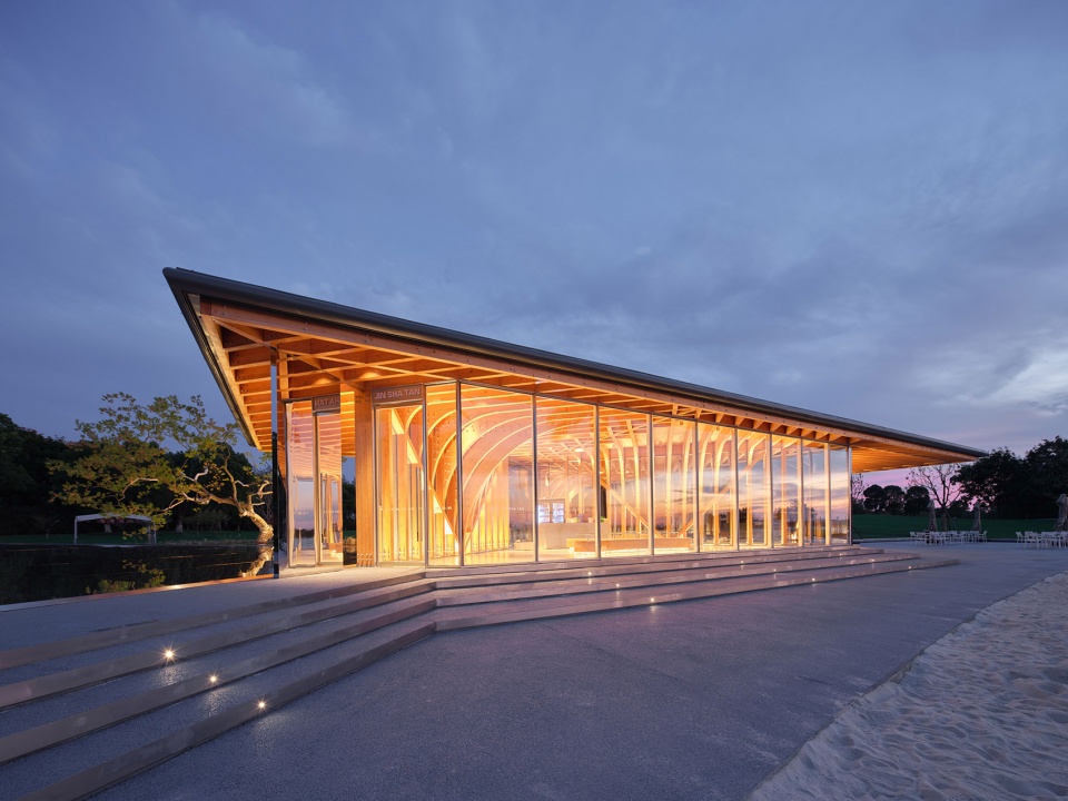 The Golden Beach Pavilion in Gucheng Lake