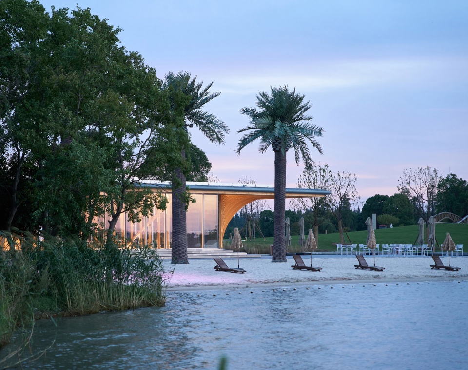 The Golden Beach Pavilion in Gucheng Lake
