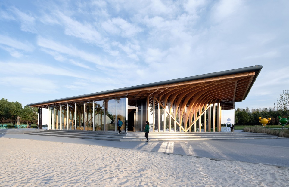 The Golden Beach Pavilion in Gucheng Lake