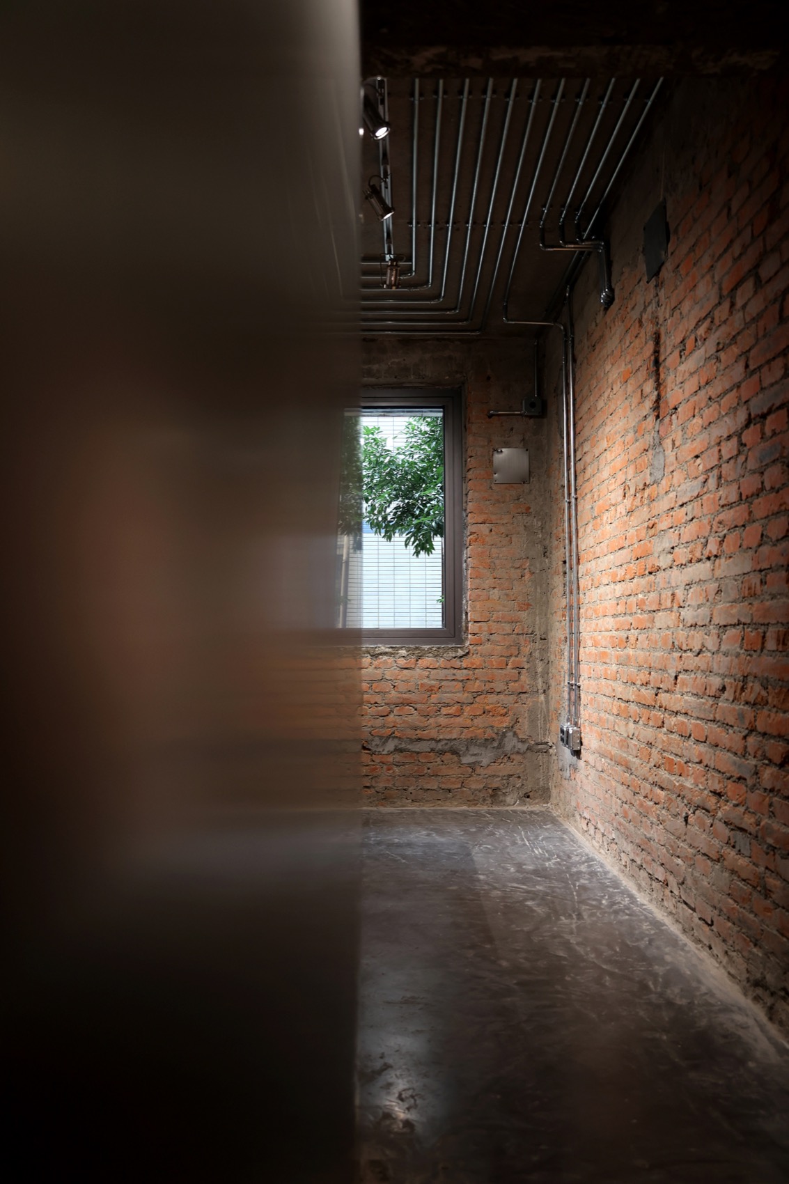 BOXES Narrow Hall
