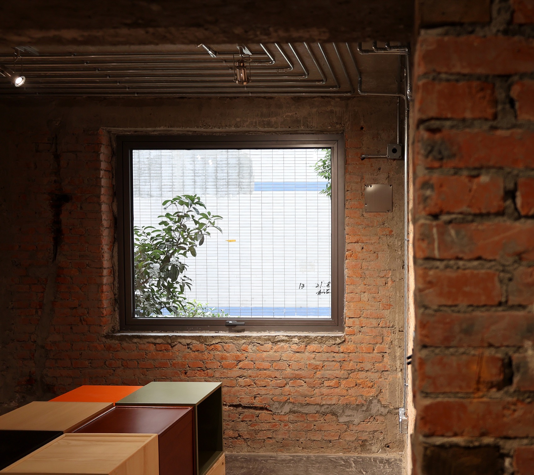 BOXES Narrow Hall