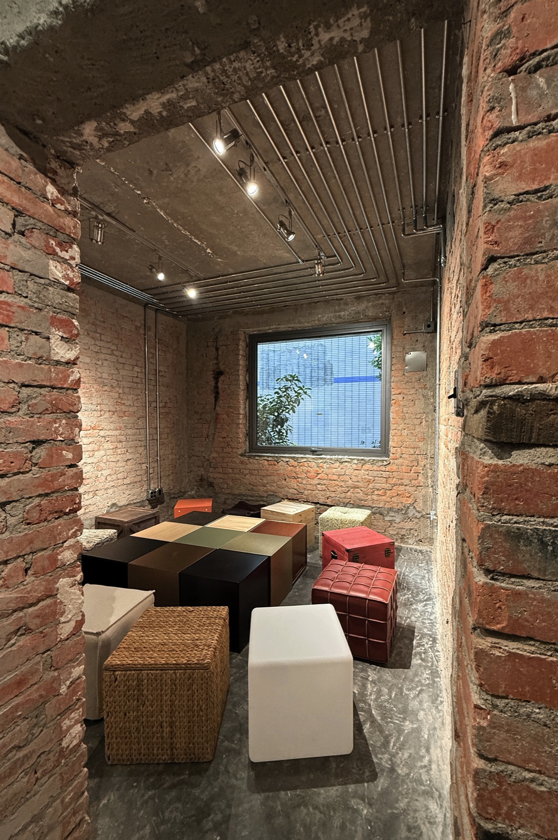 BOXES Narrow Hall