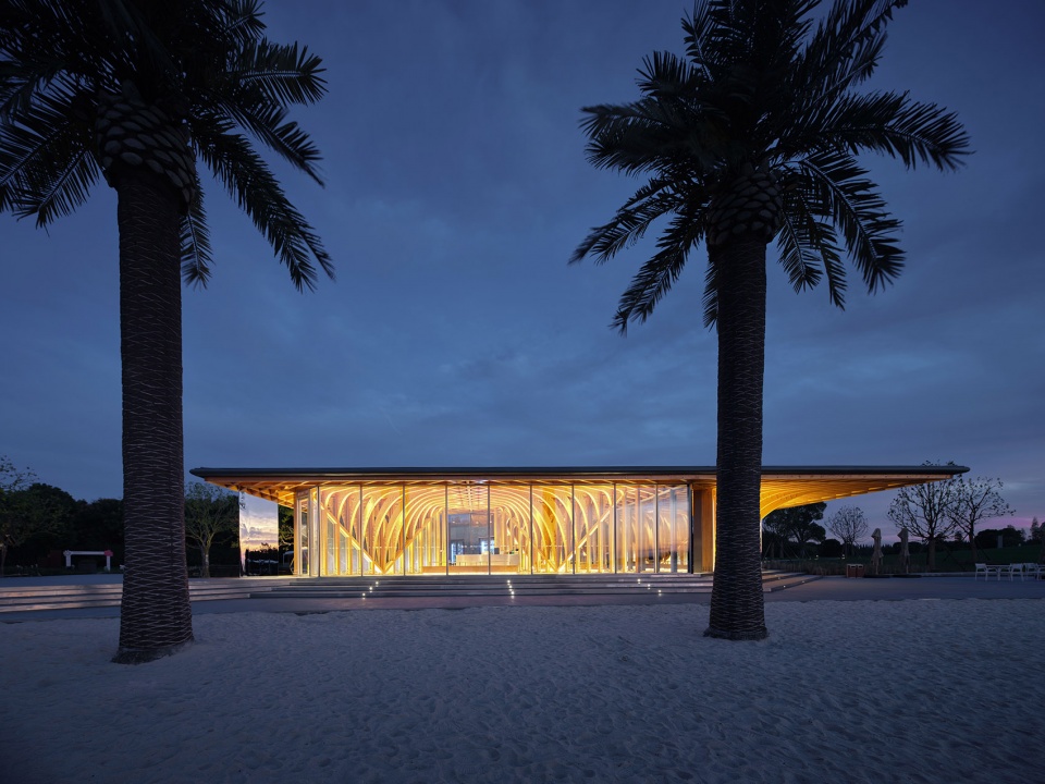 The Golden Beach Pavilion in Gucheng Lake