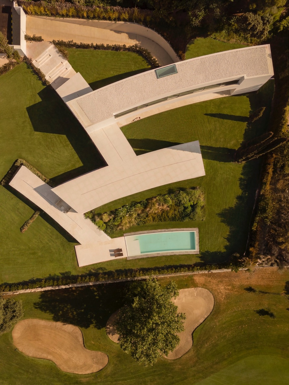VILLA LAGO LA MORALEJA by FRAN SILVESTRE ARQUITECTOS