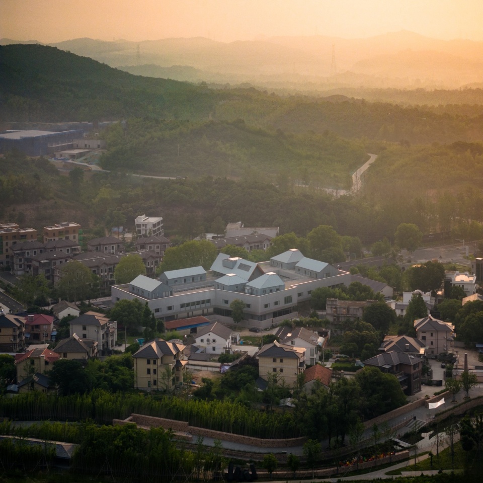 Mogan Yujie 7Hills Yard Hillstation Brand Center by ConCom Studio