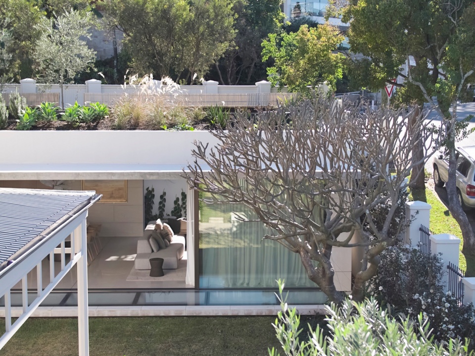 Hidden Home by Luigi Rosselli Architects