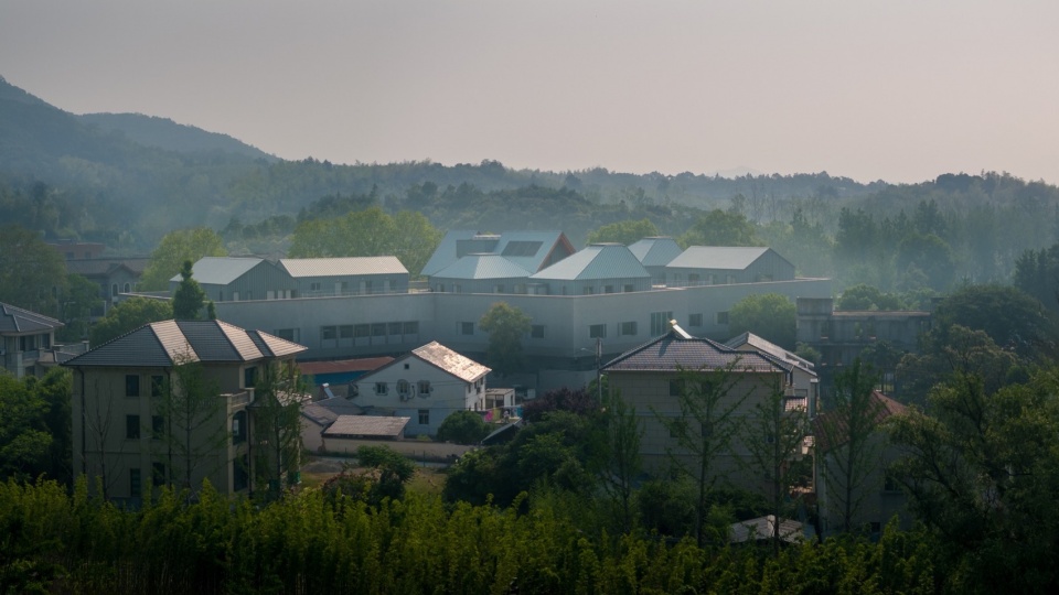 Mogan Yujie 7Hills Yard Hillstation Brand Center by ConCom Studio