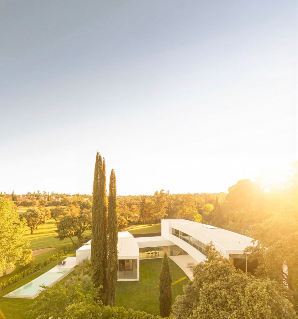 VILLA LAGO LA MORALEJA by FRAN SILVESTRE ARQUITECTOS