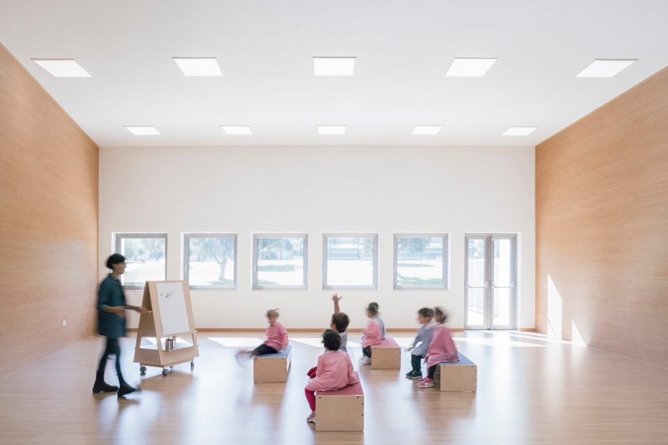 kindergarten multipurpose room by alessandro matta architettura