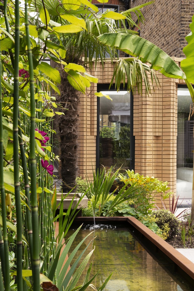 W house by Bureau de Change