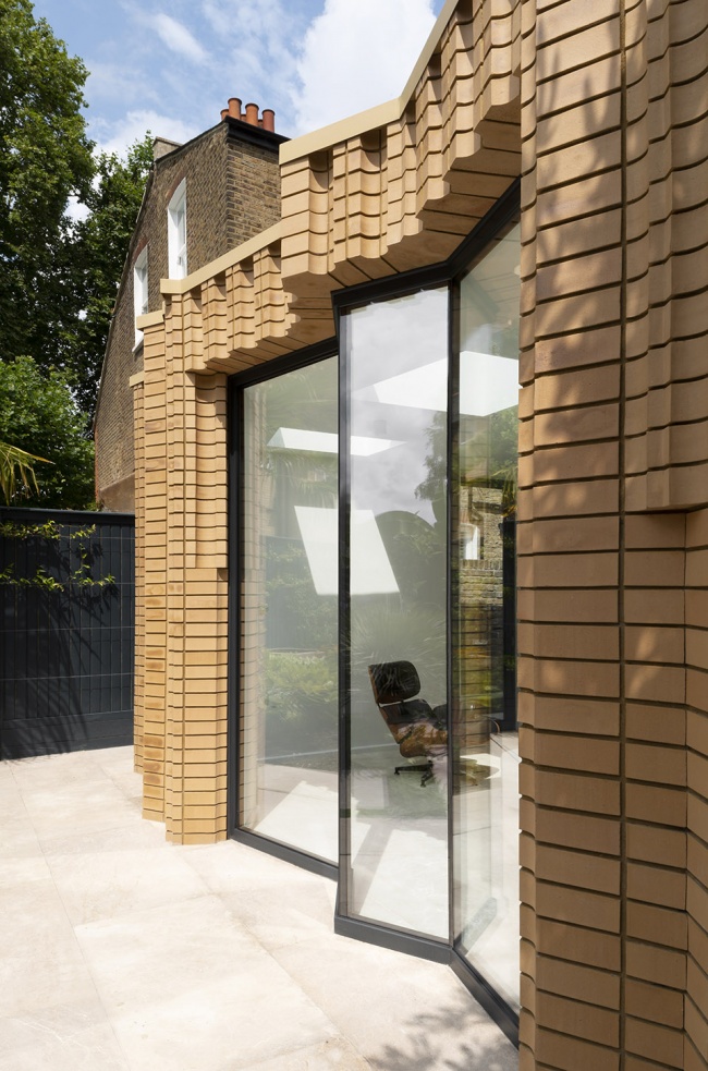 W house by Bureau de Change