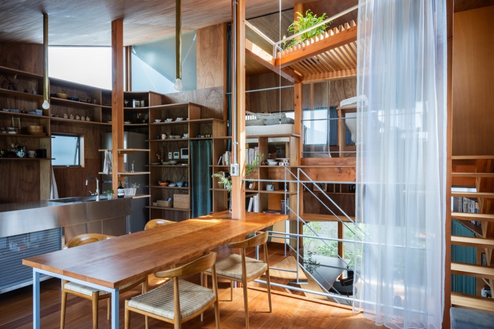 House in Nakano by HOAA