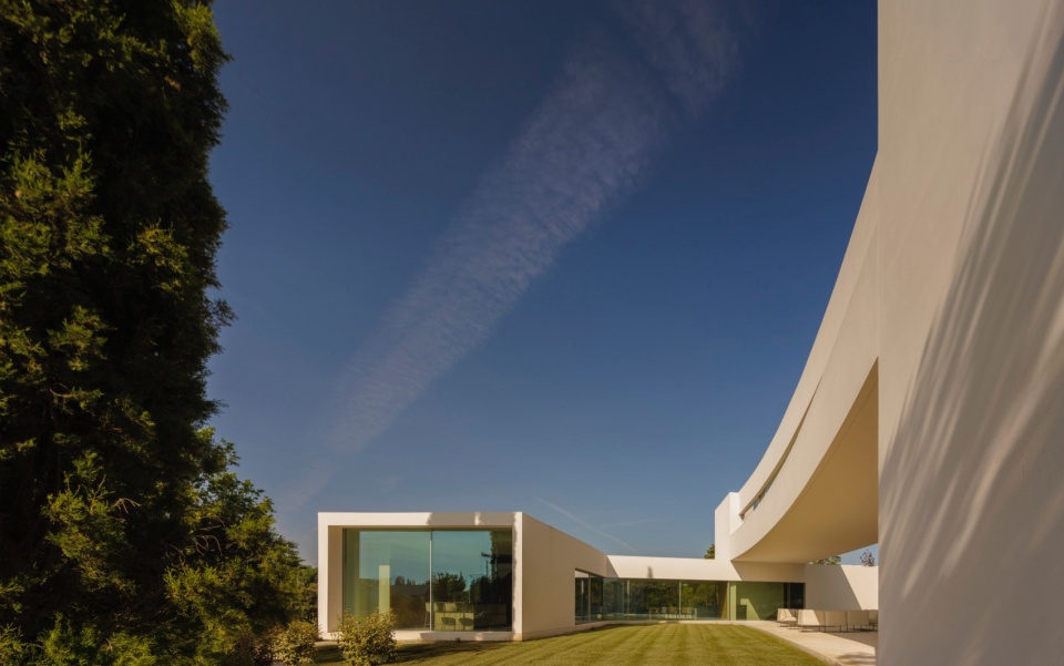 VILLA LAGO LA MORALEJA by FRAN SILVESTRE ARQUITECTOS