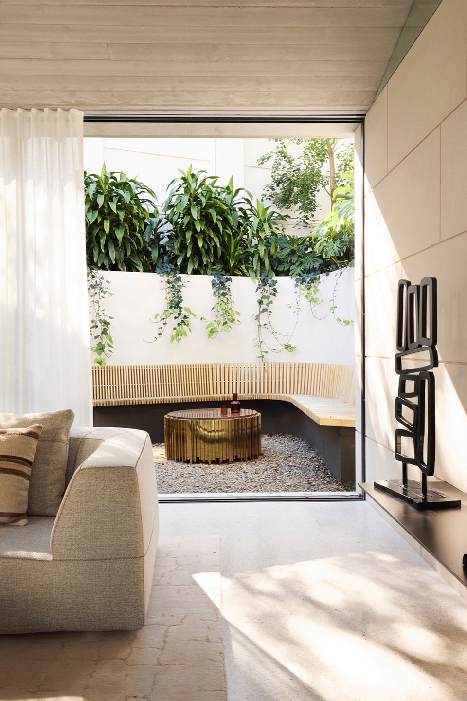 Hidden Home by Luigi Rosselli Architects