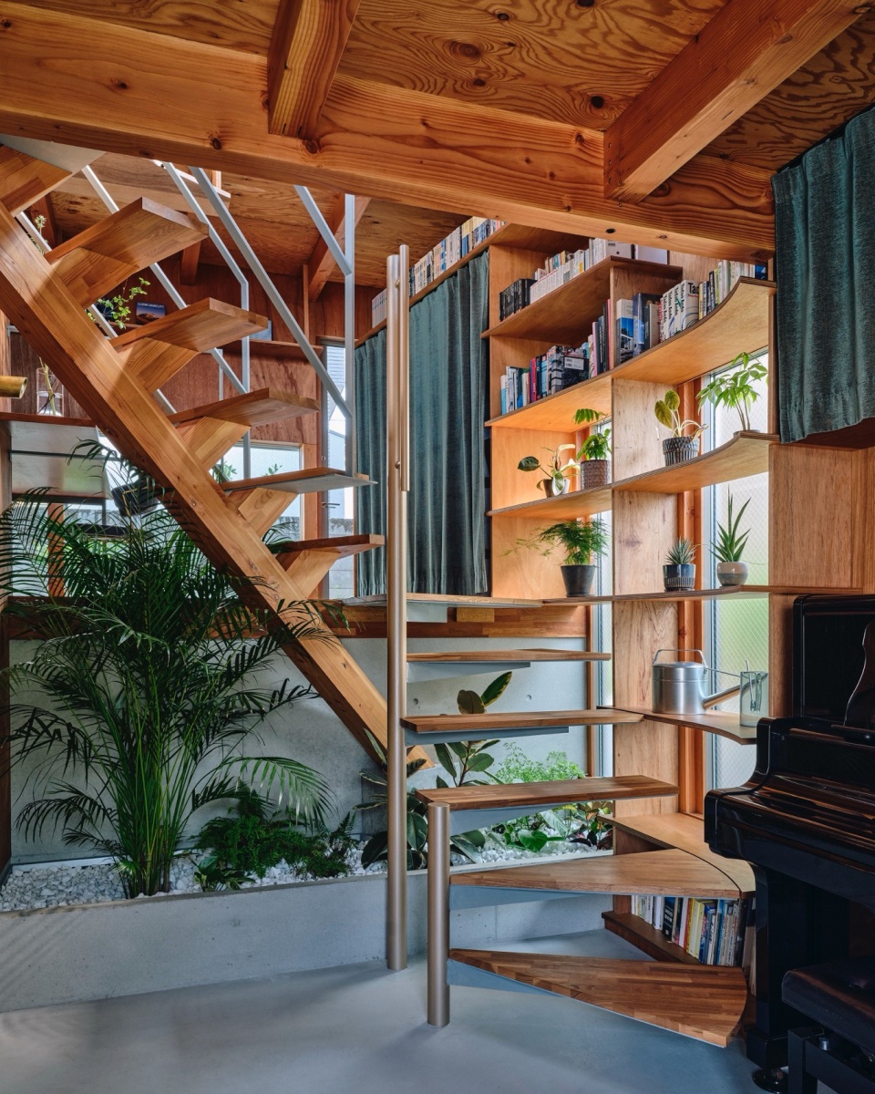 House in Nakano by HOAA
