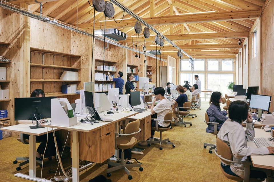 Uchida Shoten New Head Office by Schemata Architects