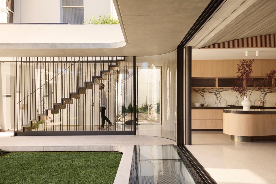 Hidden Home by Luigi Rosselli Architects
