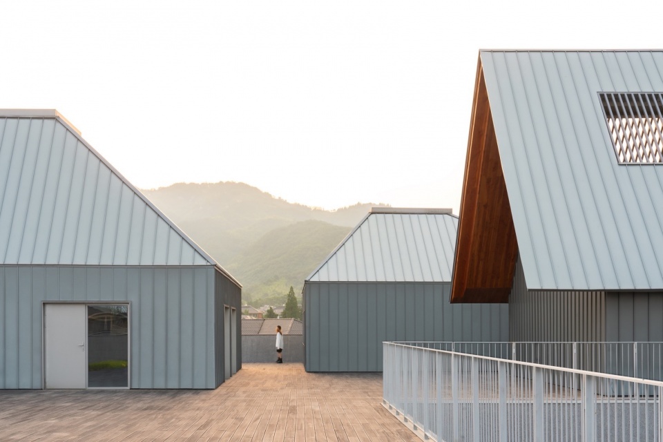 Mogan Yujie 7Hills Yard Hillstation Brand Center by ConCom Studio