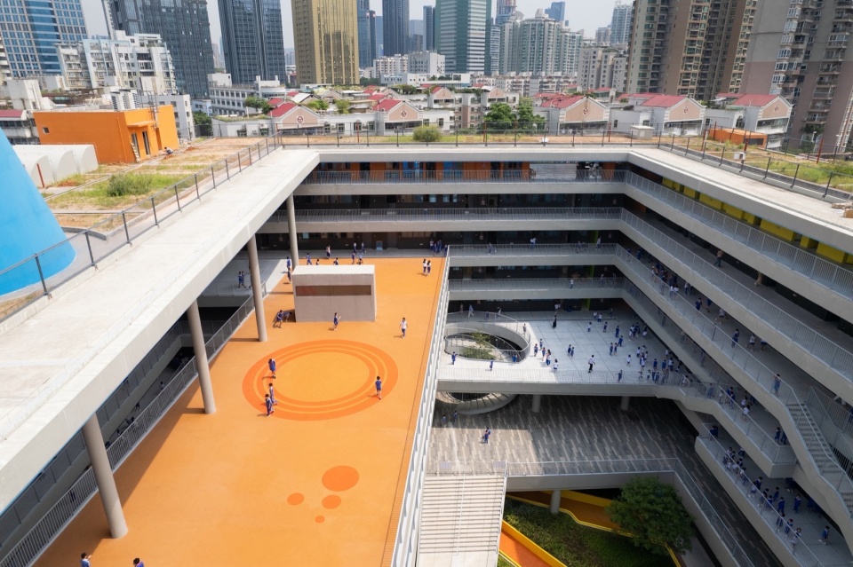 Shenzhen Futian Lvzhou Primary School by CCDI DongXiYing Studio