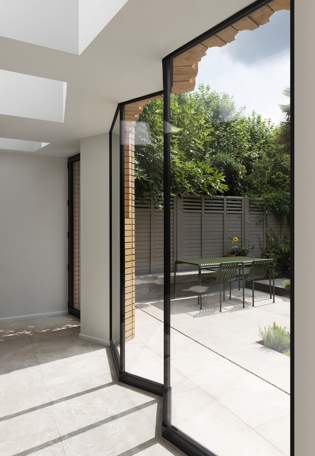 W house by Bureau de Change