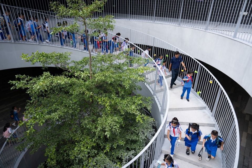 Shenzhen Futian Lvzhou Primary School by CCDI DongXiYing Studio