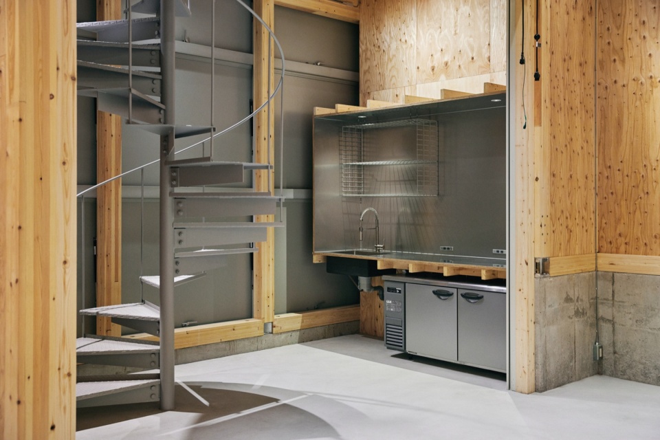 Uchida Shoten New Head Office by Schemata Architects