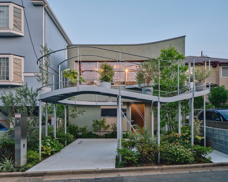 House in Nakano by HOAA