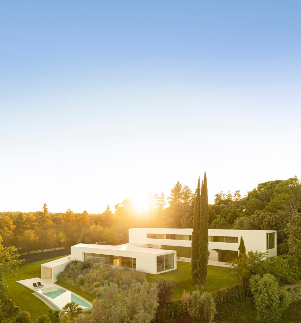 VILLA LAGO LA MORALEJA by FRAN SILVESTRE ARQUITECTOS