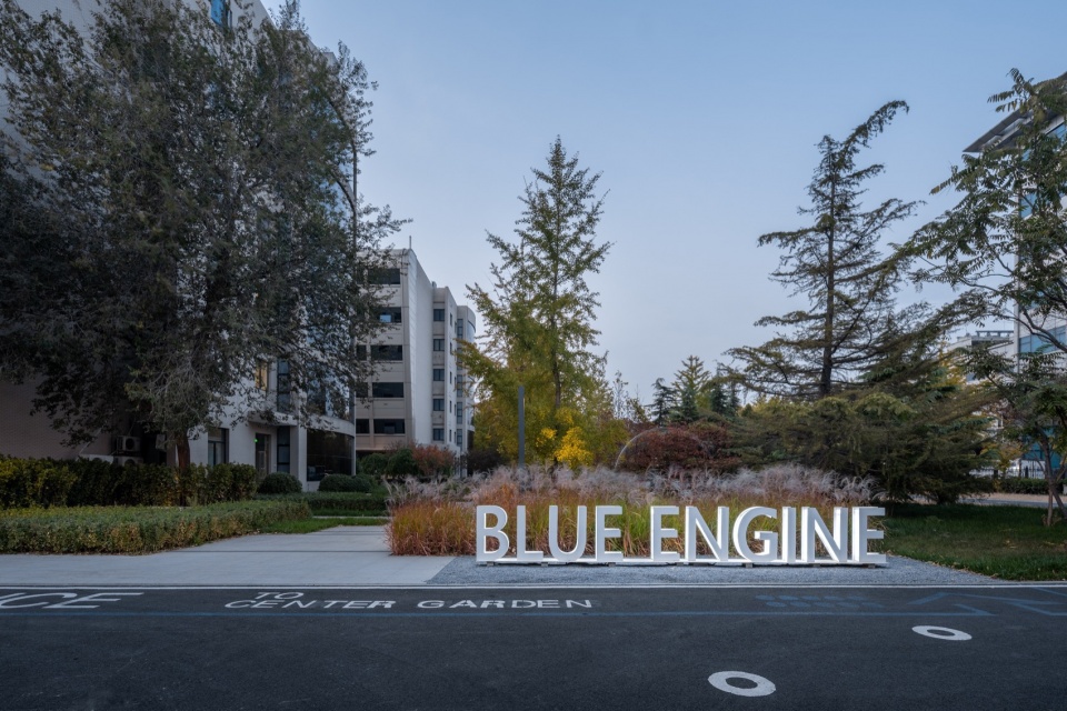 LONGFOR BLUE ENGINE by UNLIMITED METROPOLIS