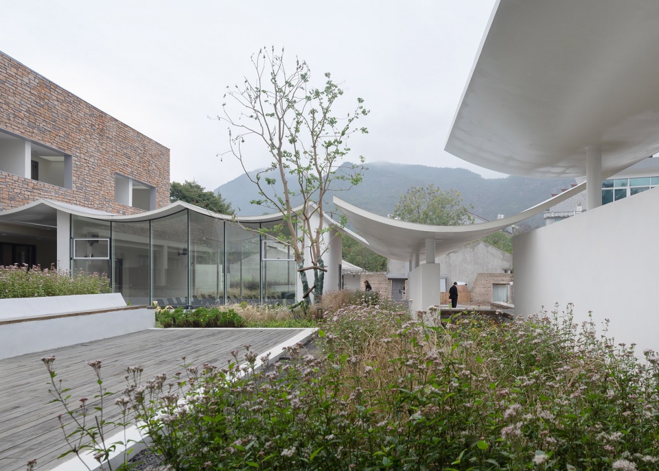Xianjing Village Qingyi Lodge by HsuDu Architects