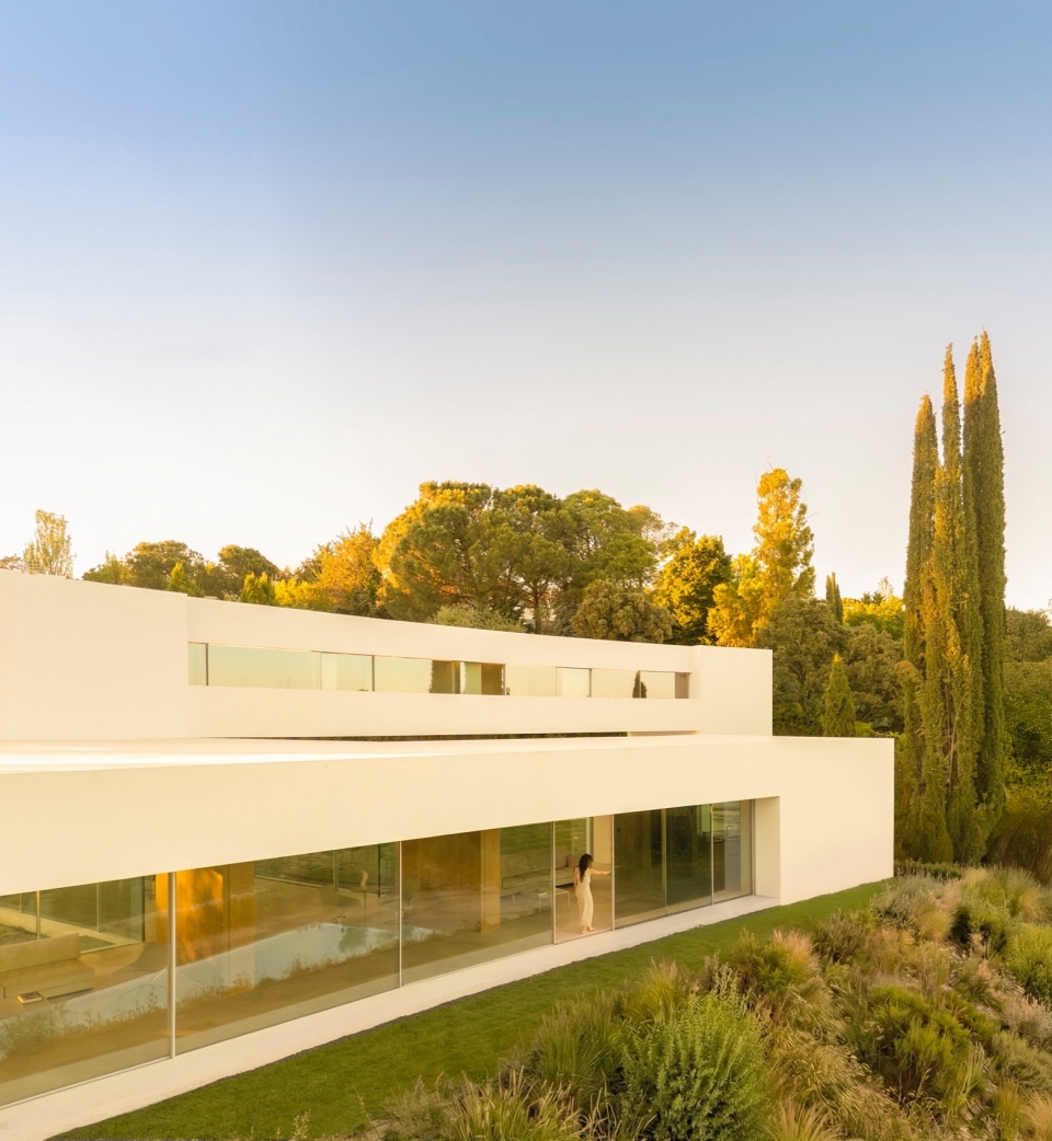 VILLA LAGO LA MORALEJA by FRAN SILVESTRE ARQUITECTOS