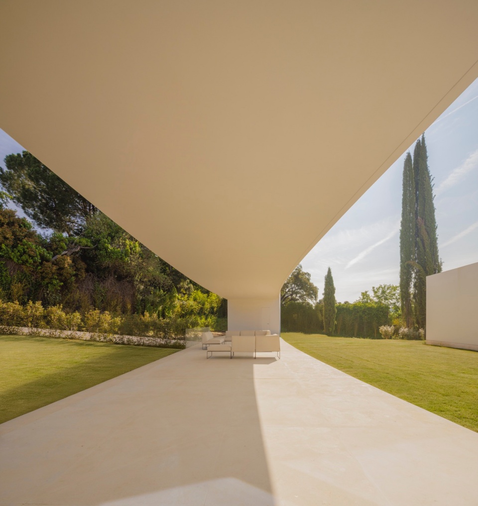 VILLA LAGO LA MORALEJA by FRAN SILVESTRE ARQUITECTOS