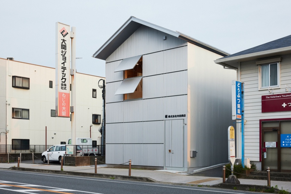 Uchida Shoten New Head Office by Schemata Architects