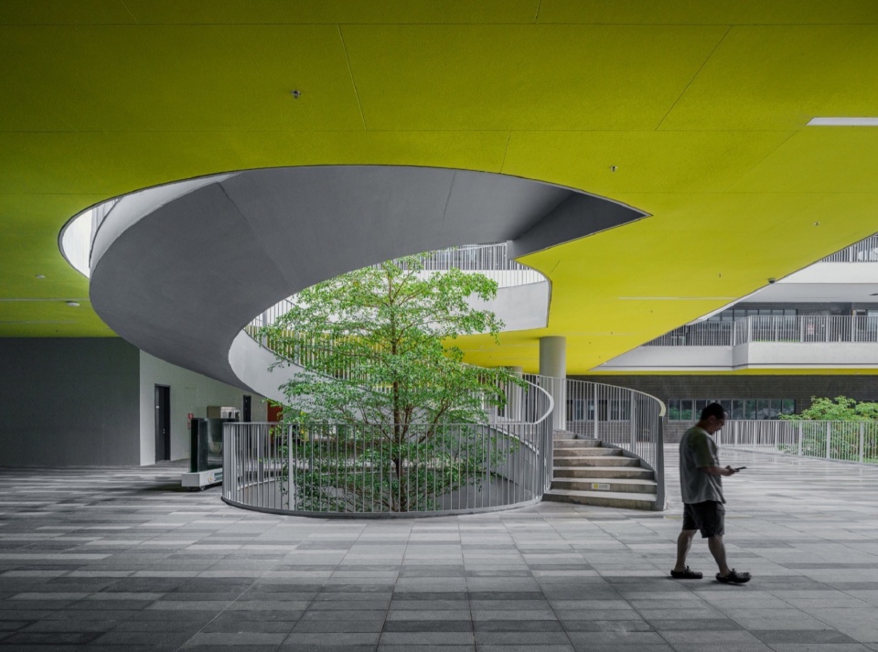 Shenzhen Futian Lvzhou Primary School by CCDI DongXiYing Studio